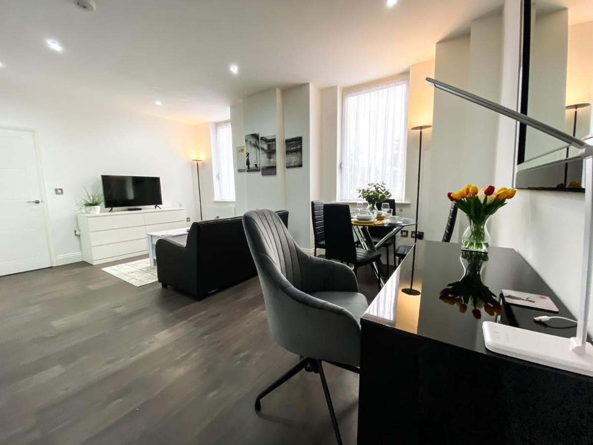 Kings London - Heart Of Town Centre In Immaculate Condition *